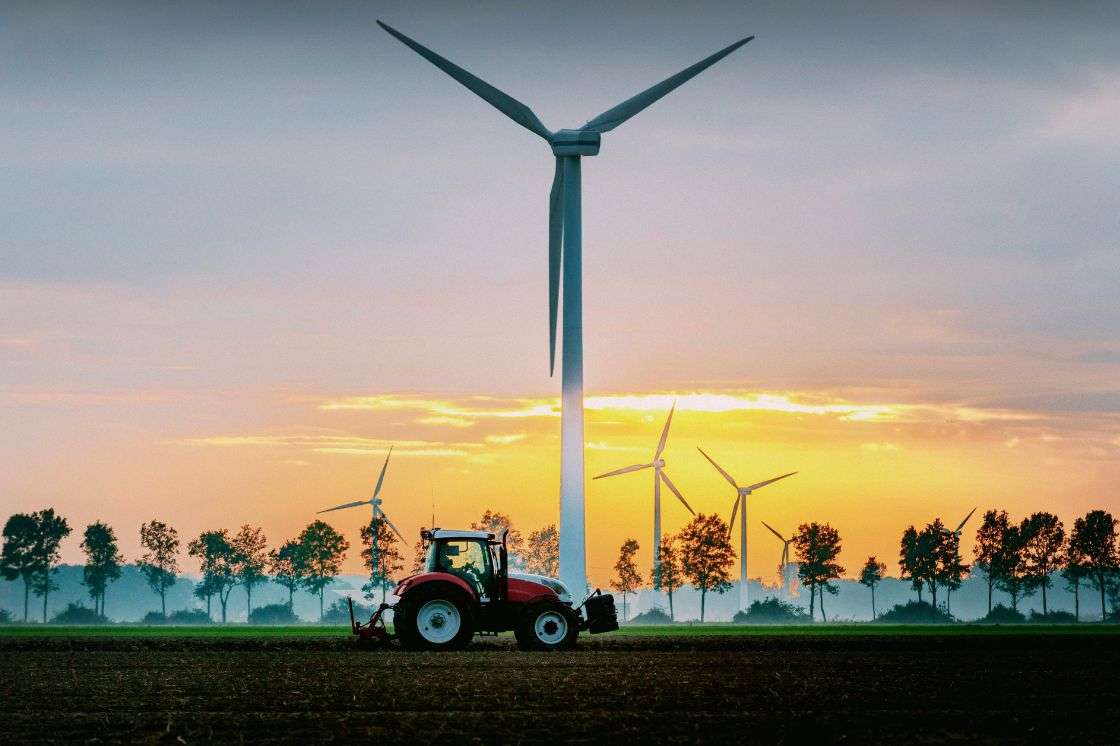 Tractor met hernieuwbare energie - windenergie